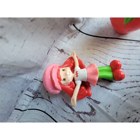 Strawberry Shortcake Figure And Custard Cat 2 Inch Figure - Picture 3 of 9
